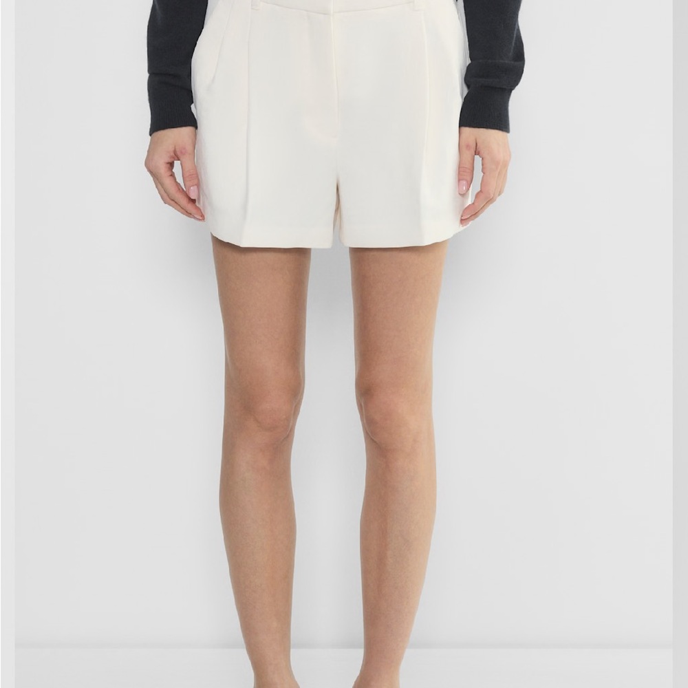 Wilfred Effortless Short™
High-waisted crepe shorts